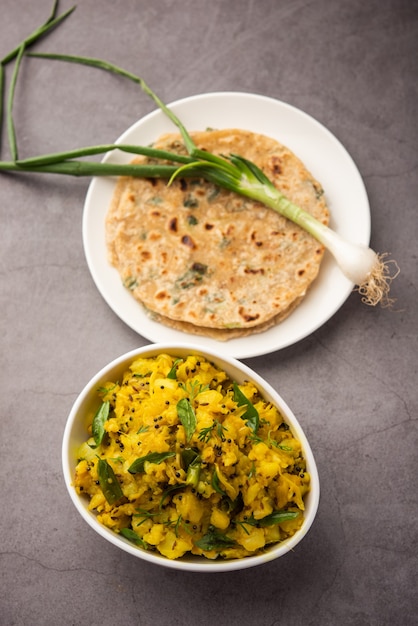 Aloo Bharta com cebola paratha. Purê de batata picante servido com pão sírio de cebola