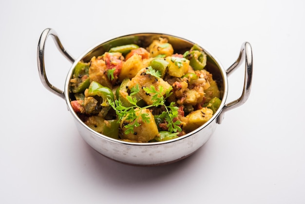 Aloo capsicum sabzi o sabji de patata y pimiento es una receta vegetariana india para el plato principal