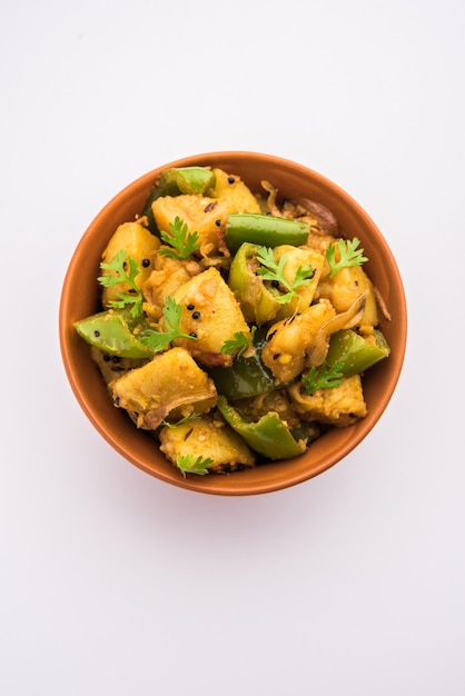 Aloo capsicum sabzi o sabji de patata y pimiento es una receta vegetariana india para el plato principal