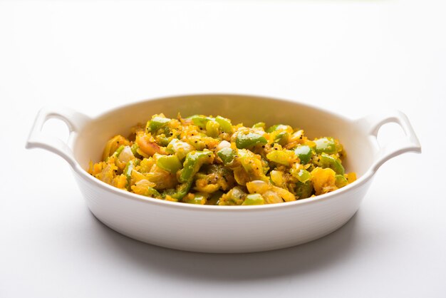 Aloo capsicum sabzi o sabji de patata y pimiento es una receta vegetariana india para el plato principal