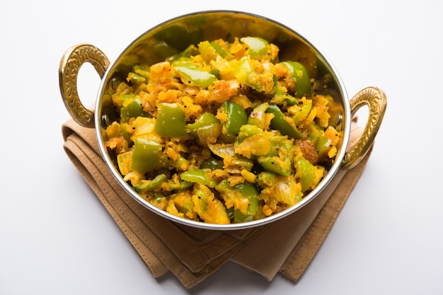 Aloo capsicum sabzi o sabji de patata y pimiento es una receta vegetariana india para el plato principal