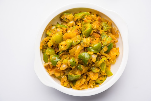 Aloo capsicum sabzi o sabji de patata y pimiento es una receta vegetariana india para el plato principal