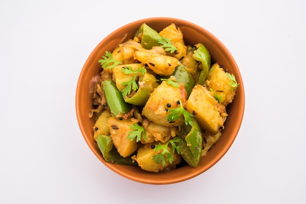 Aloo Capsicum Sabzi oder Kartoffel-Paprika-Sabji ist ein indisches vegetarisches Rezept für ein Hauptgericht