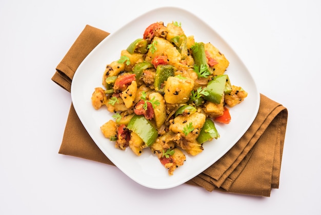 Aloo Capsicum Sabzi oder Kartoffel-Paprika-Sabji ist ein indisches vegetarisches Rezept für ein Hauptgericht