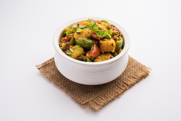 Aloo capsicum sabzi ou batata e pimentão sabji é uma receita vegetariana indiana para o prato principal