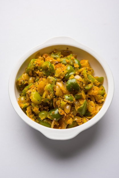 Aloo capsicum sabzi ou batata e pimentão sabji é uma receita vegetariana indiana para o prato principal