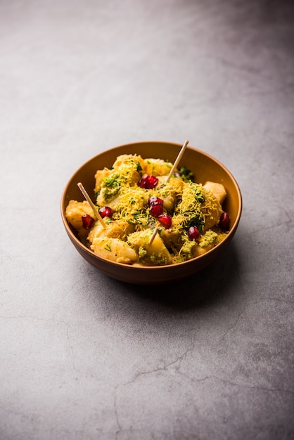 Aloo Chaat oder Alu Chat ist ein beliebtes Streetfood, das vom indischen Subkontinent, insbesondere Nordindien, stammt