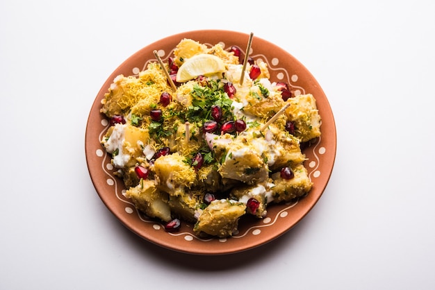 Aloo Chaat oder Alu Chat ist ein beliebtes Streetfood, das vom indischen Subkontinent, insbesondere Nordindien, stammt