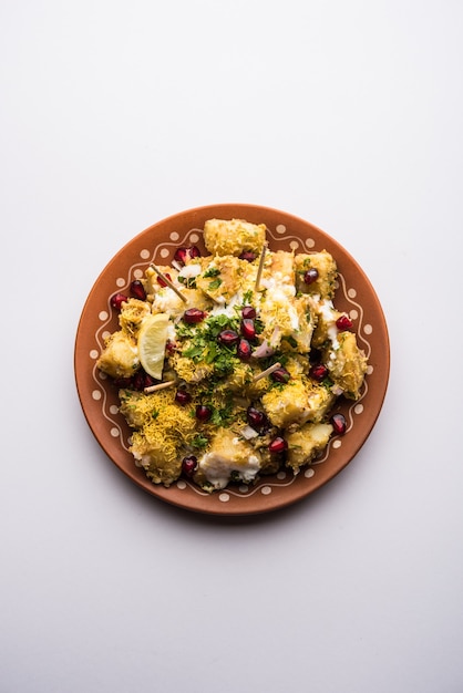 Aloo chaat ou Alu chat é uma comida de rua popular originária do subcontinente indiano, especialmente no norte da Índia