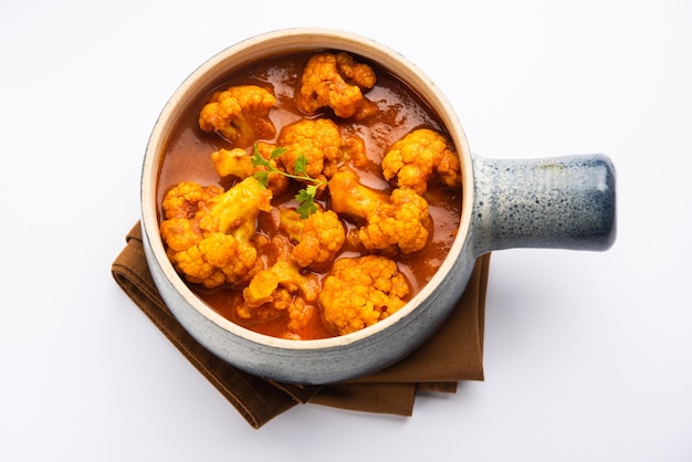 Aloo Gobi Masala Curry mit Chapati oder Paratha