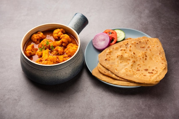 Aloo Gobi Masala Curry mit Chapati oder Paratha