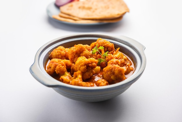 Aloo Gobi Masala Curry mit Chapati oder Paratha