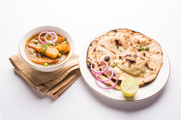 Aloo Gobi mutter es un famoso plato de curry indio con patatas y coliflor y guisantes, enfoque selectivo