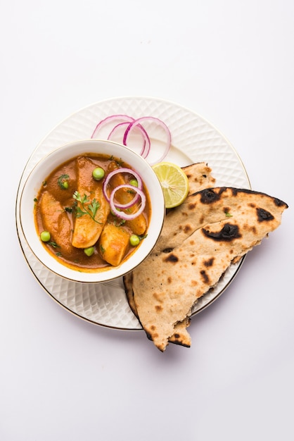 Aloo Gobi mutter es un famoso plato de curry indio con patatas y coliflor y guisantes, enfoque selectivo