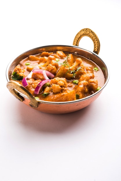 Aloo Gobi mutter es un famoso plato de curry indio con patatas y coliflor y guisantes, enfoque selectivo