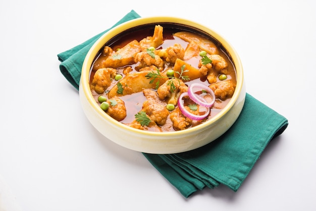 Aloo Gobi mutter ist ein berühmtes indisches Currygericht mit Kartoffeln und Blumenkohl und grünen Erbsen, selektiver Fokus