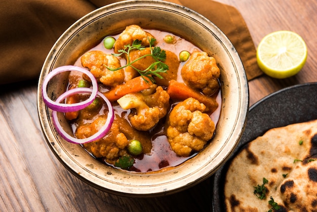 Aloo Gobi mutter ist ein berühmtes indisches Currygericht mit Kartoffeln und Blumenkohl und grünen Erbsen, selektiver Fokus