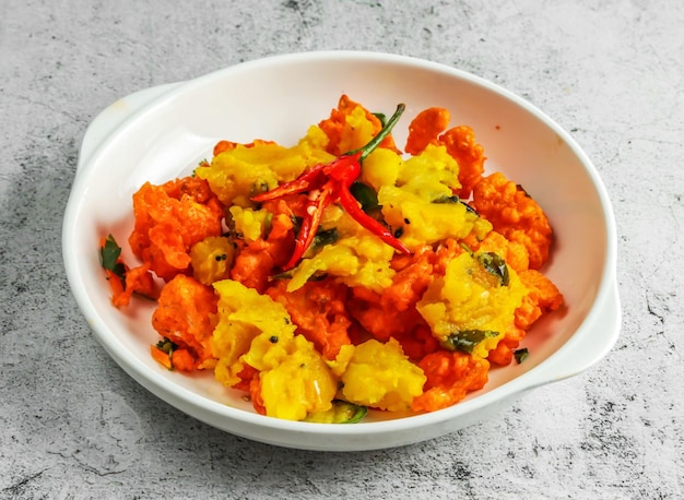 Aloo gobi o coliflor de patata servido en un plato aislado en la vista superior de fondo de la comida india desi