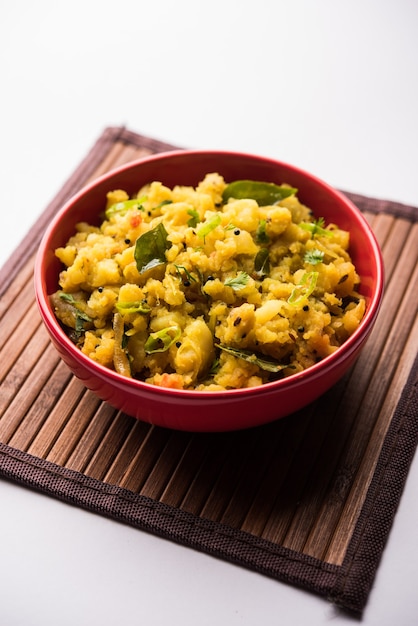 Aloo ka bharta, sabzi é um prato saboroso da Índia feito com purê de batata temperado preparado especialmente nas partes do norte da Índia