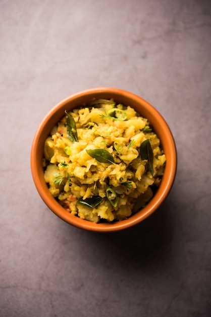 Aloo Ka Bharta, Sabzi ist ein leckeres Gericht aus Indien, das aus gewürztem Kartoffelpüree hergestellt wird, das speziell im Norden Indiens zubereitet wird