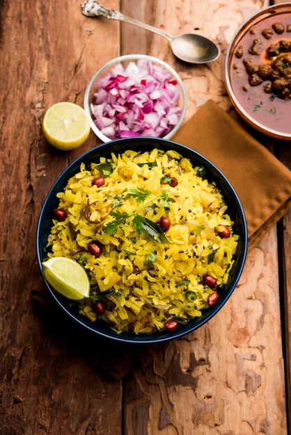 Foto aloo kanda poha o tarri pohe con chana masala picante o curry