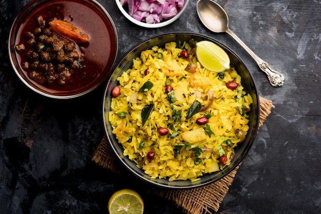 Aloo Kanda Poha oder Tarri Pohe mit scharfem Chana Masala oder Curry