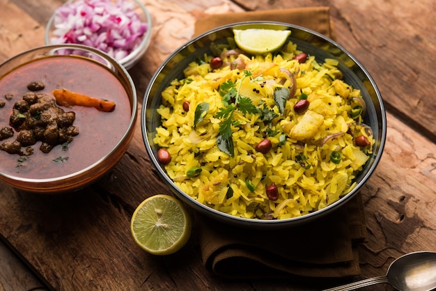 Aloo Kanda Poha oder Tarri Pohe mit scharfem Chana Masala oder Curry