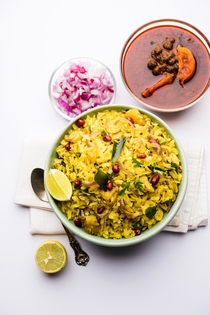 Aloo Kanda Poha oder Tarri Pohe mit scharfem Chana Masala oder Curry