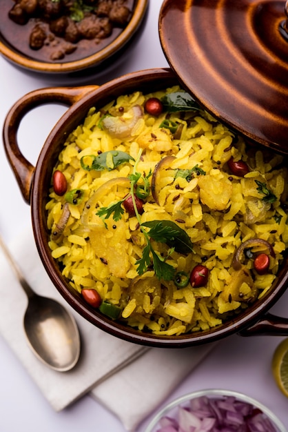 Aloo Kanda Poha oder Tarri Pohe mit scharfem Chana Masala oder Curry