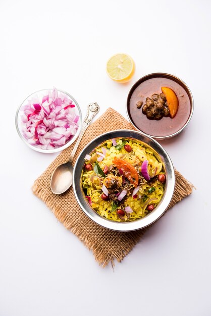 Aloo Kanda Poha oder Tarri Pohe mit scharfem Chana Masala oder Curry