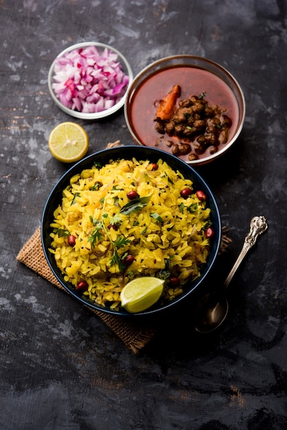 Aloo Kanda Poha ou Tarri Pohe com chana masala picante ou curry
