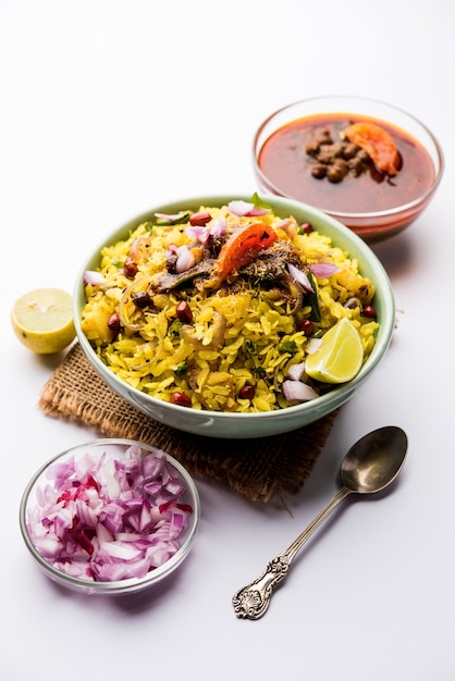 Aloo Kanda Poha ou Tarri Pohe com chana masala picante ou curry