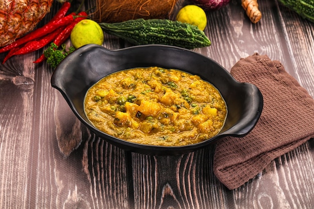 Aloo masala con guisantes verdes