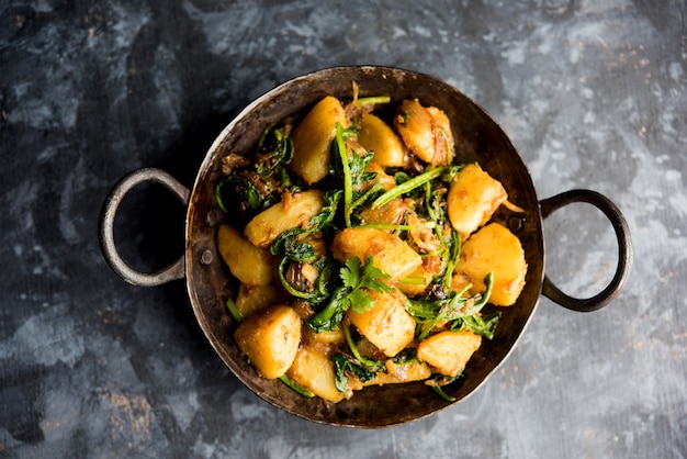 Aloo Palak sabzi - Kartoffel gekocht mit Spinat mit zusätzlichen Gewürzen. ein gesundes indisches Hauptgericht Rezept. Serviert in einer Schüssel, selektiver Fokus