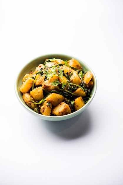 Aloo Palak sabzi - Kartoffel gekocht mit Spinat mit zusätzlichen Gewürzen. ein gesundes indisches Hauptgericht Rezept. Serviert in einer Schüssel, selektiver Fokus