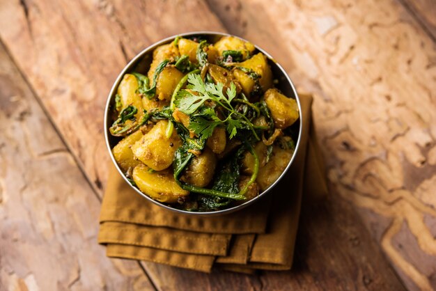 Aloo Palak sabzi - Kartoffel gekocht mit Spinat mit zusätzlichen Gewürzen. ein gesundes indisches Hauptgericht Rezept. Serviert in einer Schüssel, selektiver Fokus