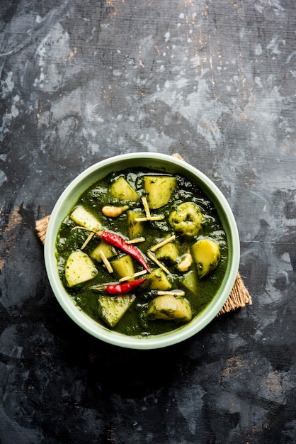 Aloo Palak sabzi o curry de patatas con espinacas servido en un bol. Receta saludable india popular. Enfoque selectivo