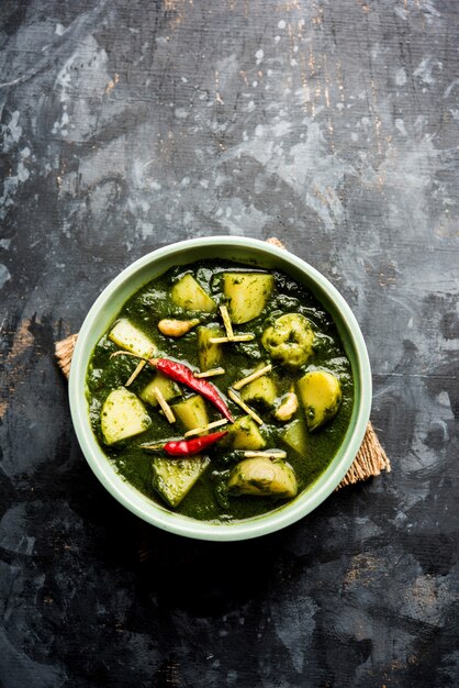 Aloo Palak Sabzi oder Spinat-Kartoffel-Curry in einer Schüssel serviert. Beliebtes indisches gesundes Rezept. Selektiver Fokus