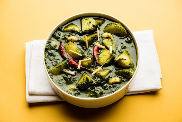 Aloo Palak Sabzi oder Spinat-Kartoffel-Curry in einer Schüssel serviert. Beliebtes indisches gesundes Rezept. Selektiver Fokus