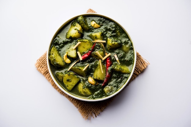 Aloo Palak Sabzi oder Spinat-Kartoffel-Curry in einer Schüssel serviert. Beliebtes indisches gesundes Rezept. Selektiver Fokus