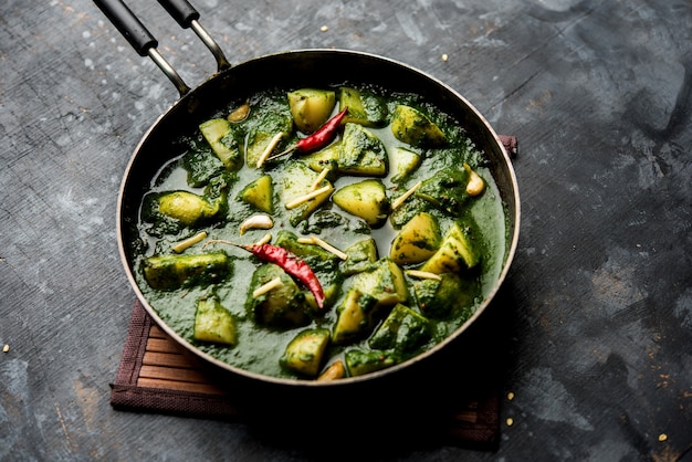 Aloo Palak sabzi ou curry de batata com espinafre servido em uma tigela. Receita saudável indiana popular. Foco seletivo