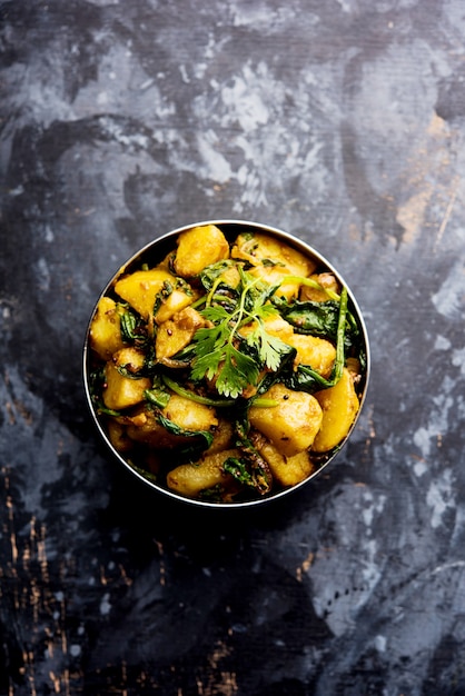 Aloo Palak sabzi - Patata cocida con espinacas con especias añadidas. una receta saludable de plato principal indio. Servido en un bol, enfoque selectivo