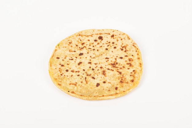 aloo parantha aislado sobre fondo blanco