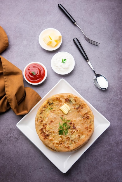 Aloo paratha o gobi paratha también conocido como plato de pan plano relleno de patata o coliflor originario del subcontinente indio