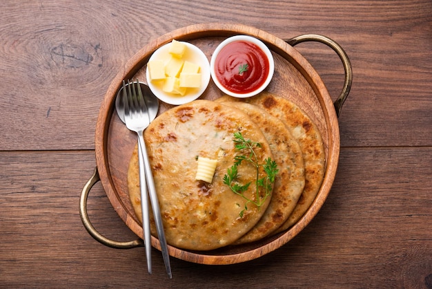 Aloo paratha o gobi paratha también conocido como plato de pan plano relleno de patata o coliflor originario del subcontinente indio