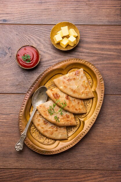 Aloo paratha o gobi paratha también conocido como plato de pan plano relleno de patata o coliflor originario del subcontinente indio