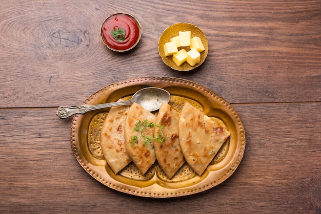 Aloo paratha o gobi paratha también conocido como plato de pan plano relleno de patata o coliflor originario del subcontinente indio