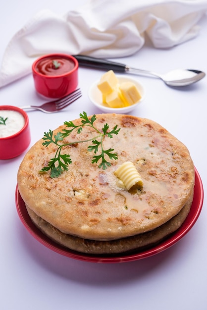 Foto aloo paratha oder gobi paratha, auch bekannt als mit kartoffeln oder blumenkohl gefülltes fladenbrotgericht aus dem indischen subkontinent