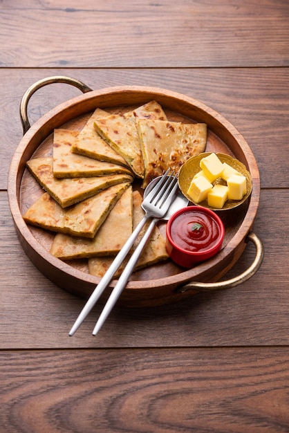 Aloo paratha oder gobi paratha, auch bekannt als mit Kartoffeln oder Blumenkohl gefülltes Fladenbrotgericht aus dem indischen Subkontinent