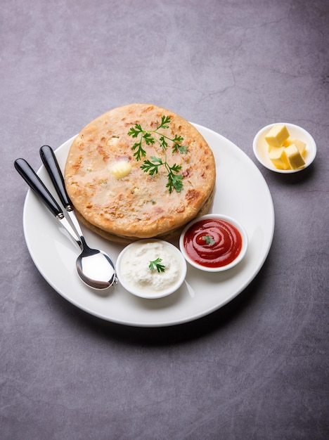 Aloo paratha ou gobi paratha, também conhecido como prato de pão achatado recheado de batata ou couve-flor originário do subcontinente indiano